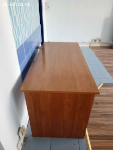 Darujem stolík a stôl do kancelárie