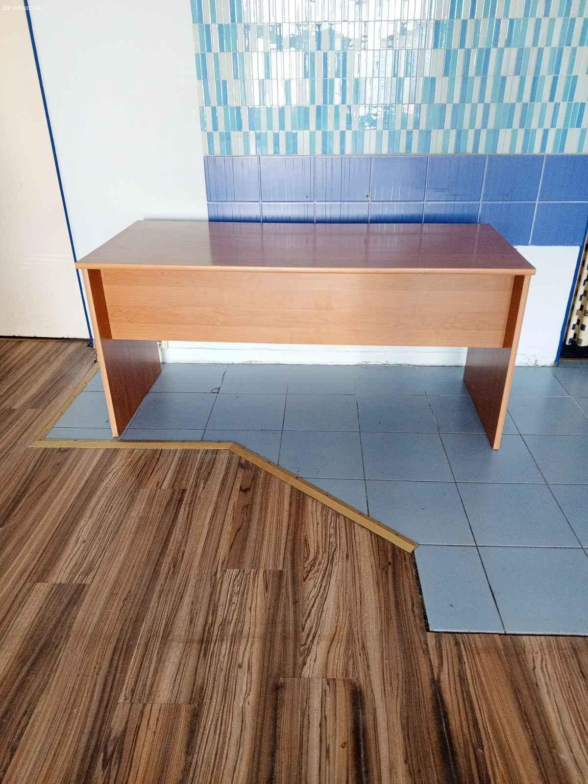 Darujem stolík a stôl do kancelárie. Darujem kancelársky stôl bez zásuviek a konferenčný stolík, vhodné do kancelárie. 
Stôl je 150 x 60 x 80 cm, stolík 100 x 50 x 50 cm.