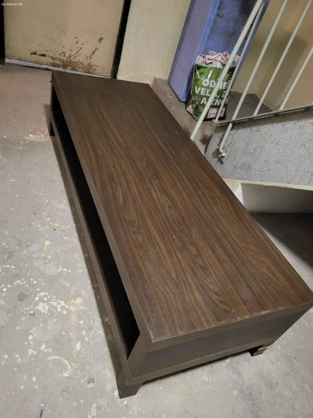 Darujem stolík pod televízor