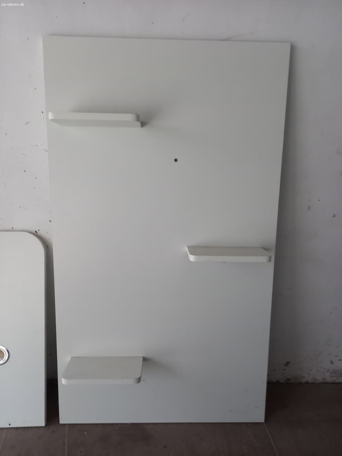 Darujem stolik so zavesnym svetlom. Darujem: 
stolik s jednou nohou (odmontovatelnou, foto 1), nad neho sa namontuje drevenna stena s 3 malymi polickami (foto 2) a nad nu sa zavesi panel s 3 stropnymi svetlami (foto 3).
Nemam to zial odfotene vcelku.
