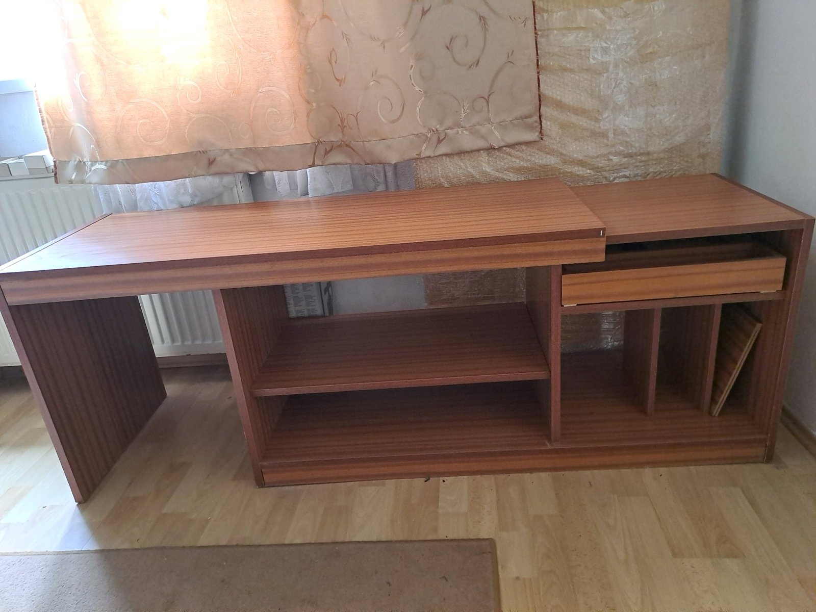 Darujem stolík. Darujem stolík.je rozťahovací,tzn. dá sa predĺžiť. Viď foto.
d. 125 cm + cca 120 cm
š. 49 cm
v. 59 cm.

Osobný odber v Bratislva-Rača.
Píšte mail/sms/whatsapp.nevolajte.