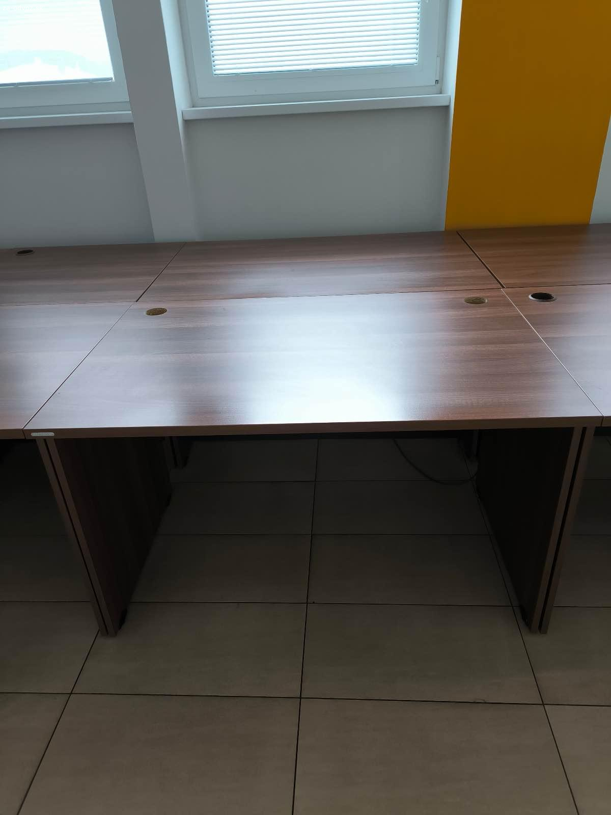 Darujem stoly, kancelárske stoličky