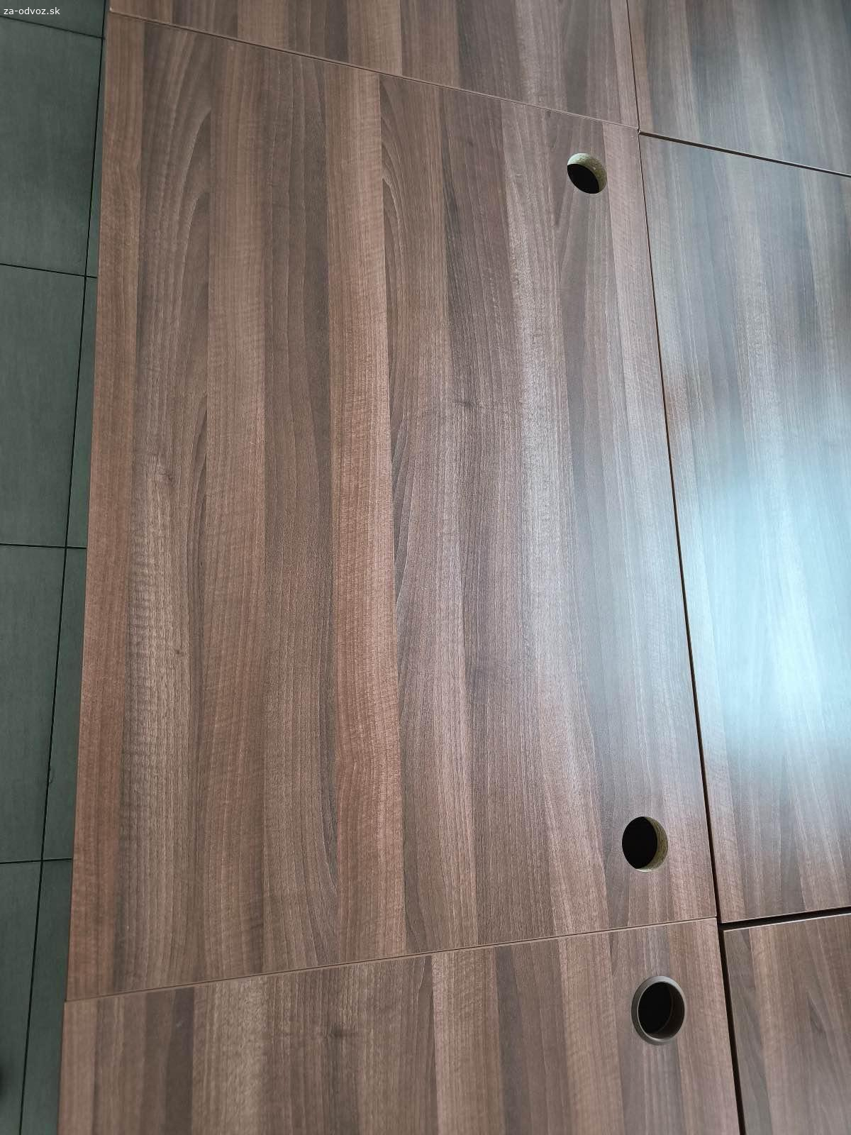 Darujem stoly, kancelárske stoličky