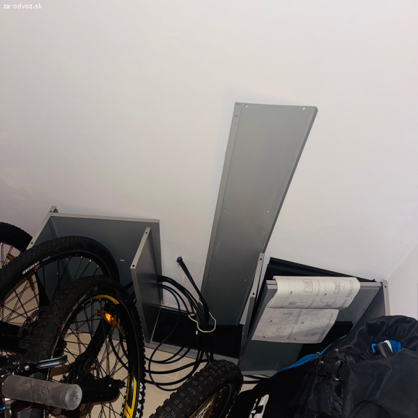 Darujem technickú nadstolovú skriňu
