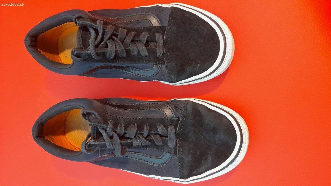 Darujem tenisky Converse a Vans. Čierne tenisky Converse veľkosť 36 (22,5 cm) unisex a Vans veľkosť 37 (23,5cm).