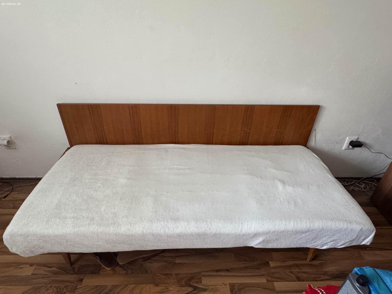 Darujem valendu s epedami. Darujem starsiu valendu s epedami, vhodna ako sedacka alebo postel.