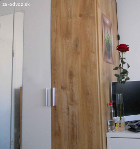 Darujem veľkú skriňu so zrkadlom