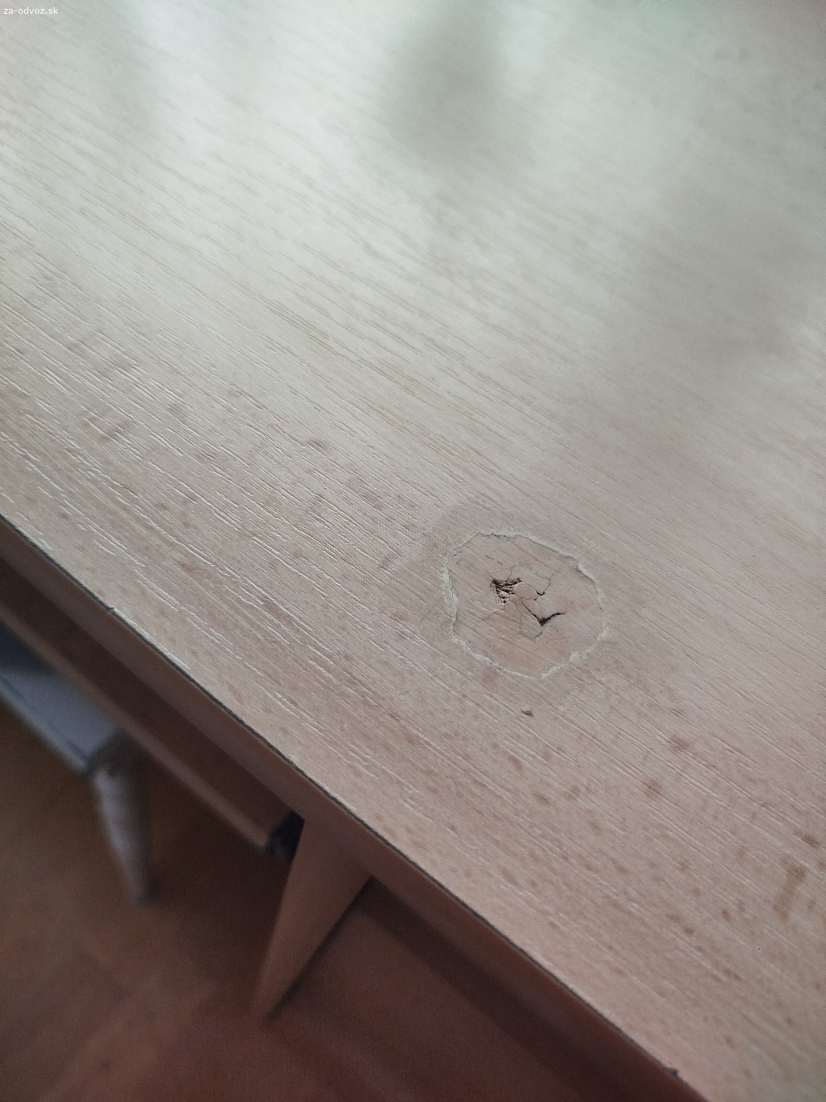 Darujem veľký písací stôl. Darujem veľký písací stôl s úložným priestorom a výsuvnou doskou na klávesnicu. Má mierne poškodenia (foto).
Rozmery: dĺžka 150 cm, šírka 73,5 cm, výška 75 cm.