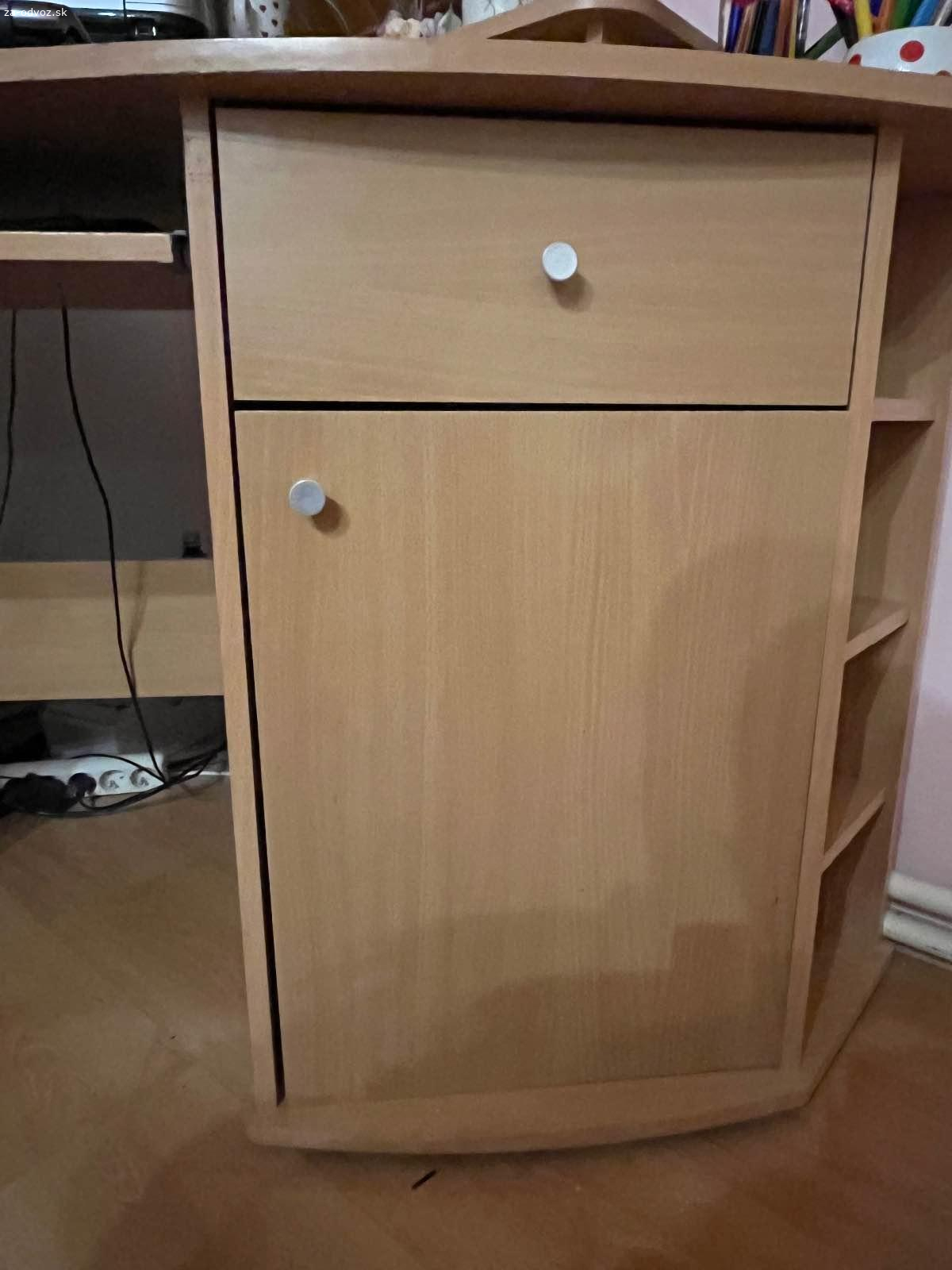 Darujem veľký rohový písací stôl