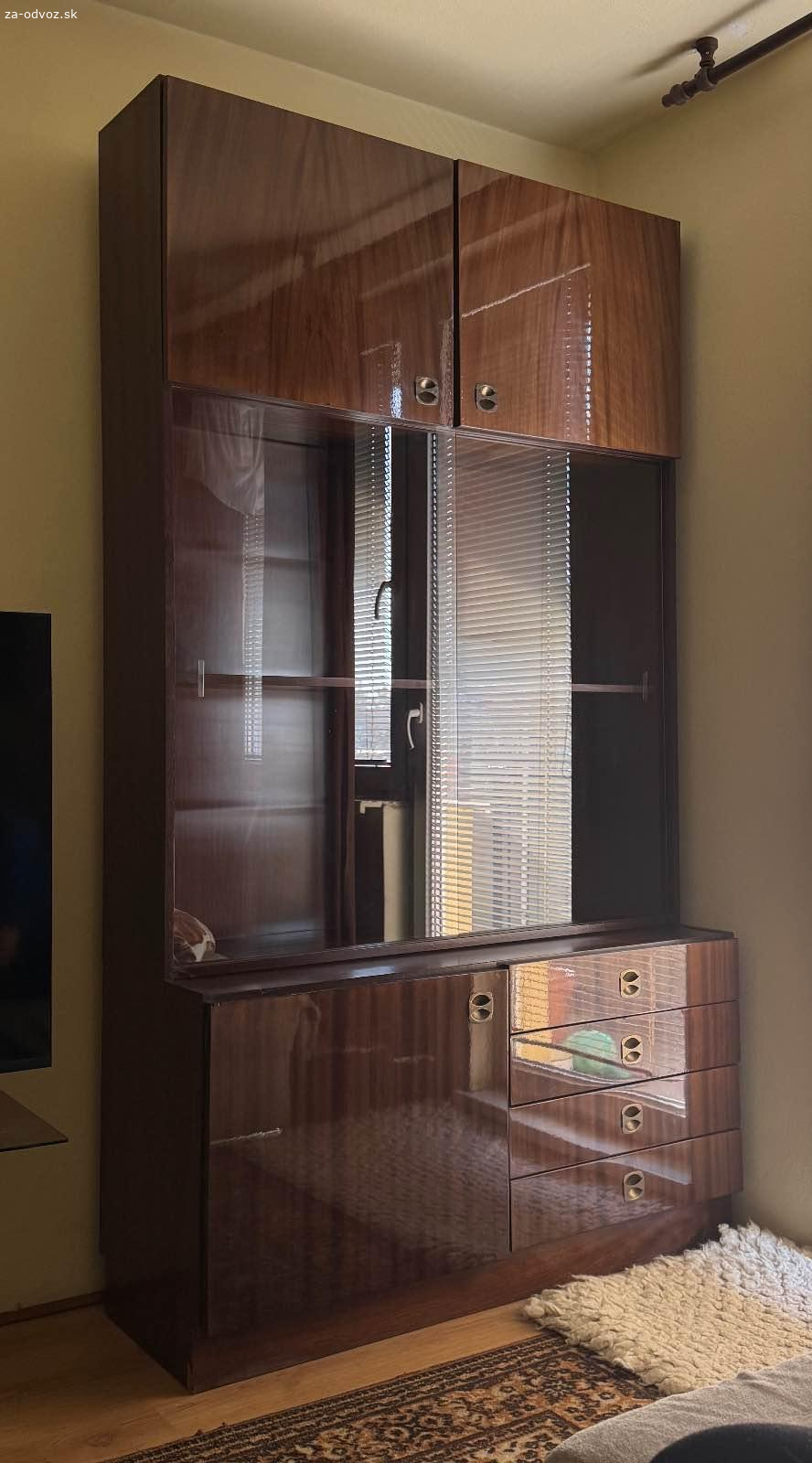 Darujem vitrínu do obývacej izby