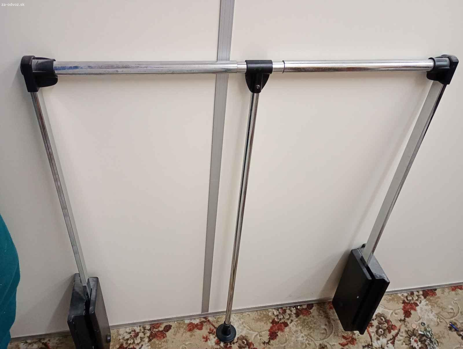 Darujem vstavanú skrinu