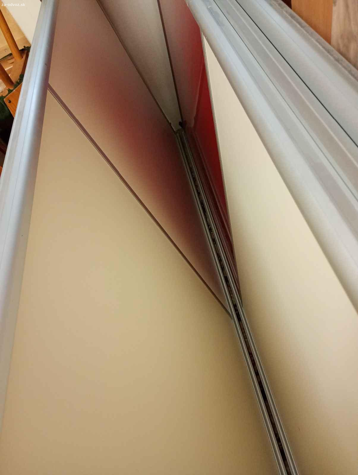 Darujem vstavanú skrinu