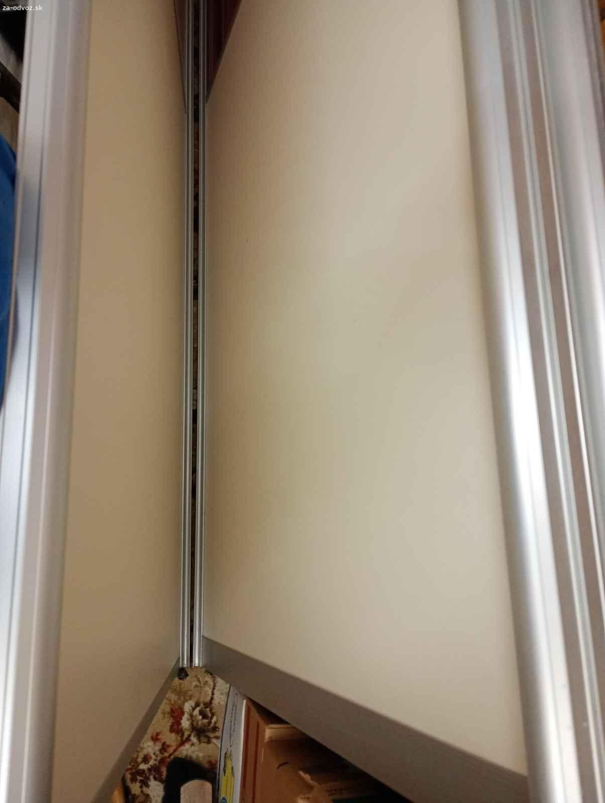 Darujem vstavanú skrinu