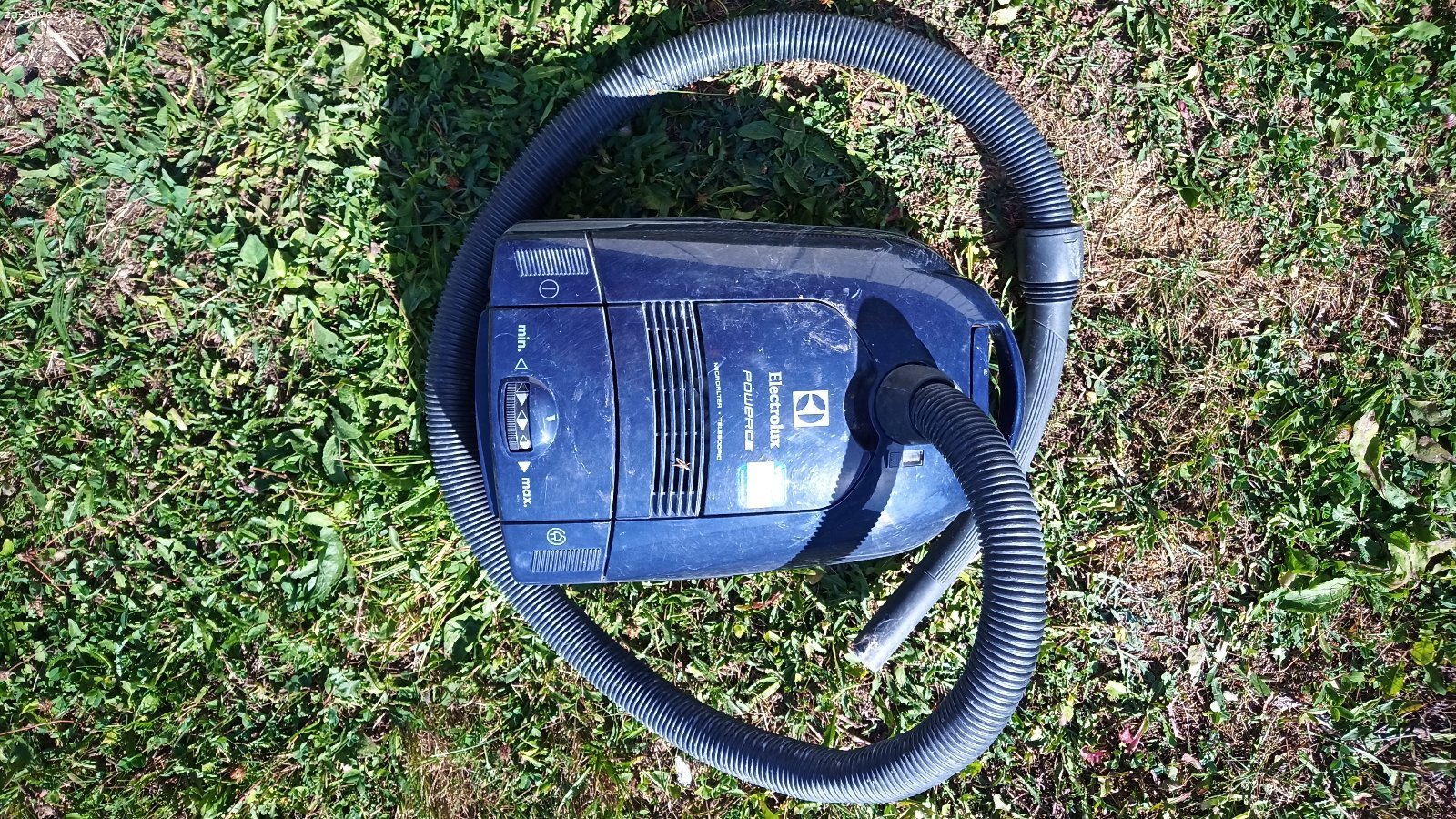 Darujem vysávače. Vreckový Electrolux (väčší) a bezvreckový Cosmic (menší)