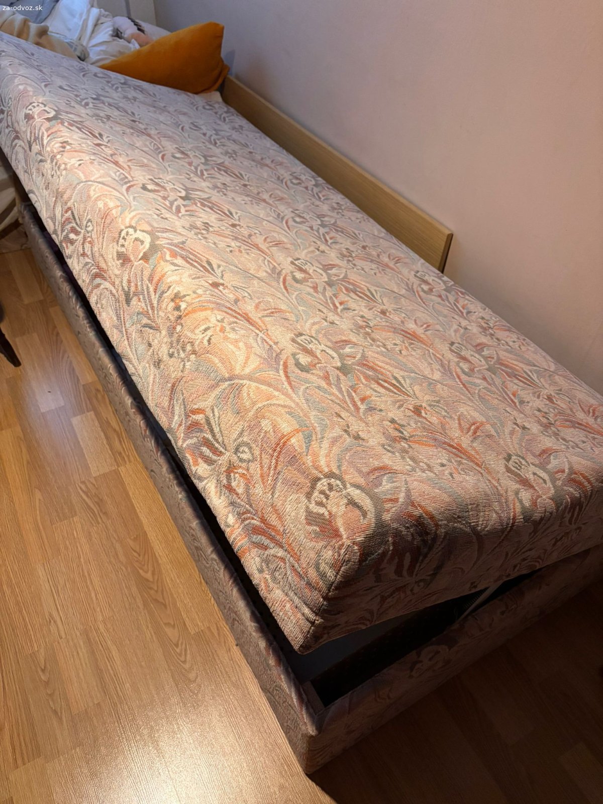 Darujem za odvoz 2 postele. Darujem za odvoz 2 postele s úložným priestorom, rozmer 200x87 cm, zachovalý stav. Osobný odber Prievidza.