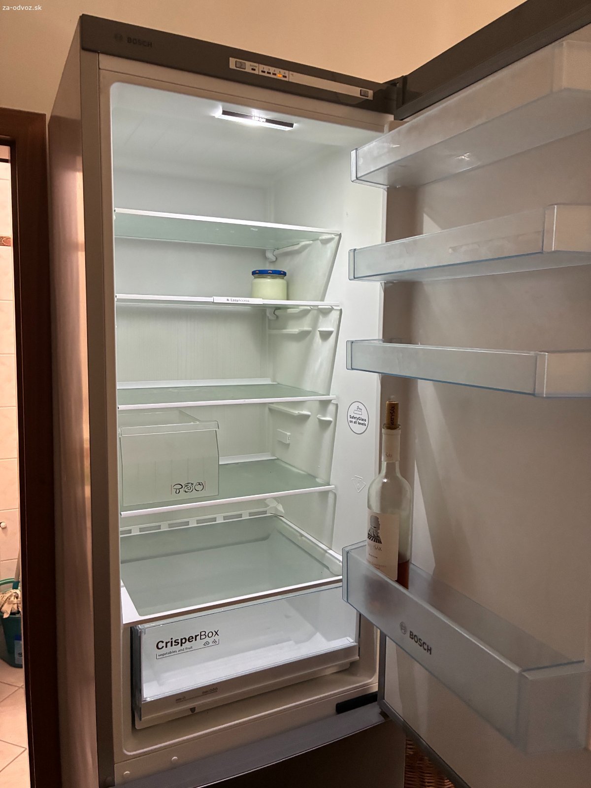Darujem za odvoz chladničku a práčku Bosch. spotrebiče sa  nachádzajú na treťom poschodí starého domu s malým výťahom, čiže sťahovanie po schodoch...v Bratislave na Žilinskej ulici...nábytok je možné vyzdvihnúť najneskôr v piatok 24.07. v poobedňajších hodinách. Práčka má hĺbku 45cm.