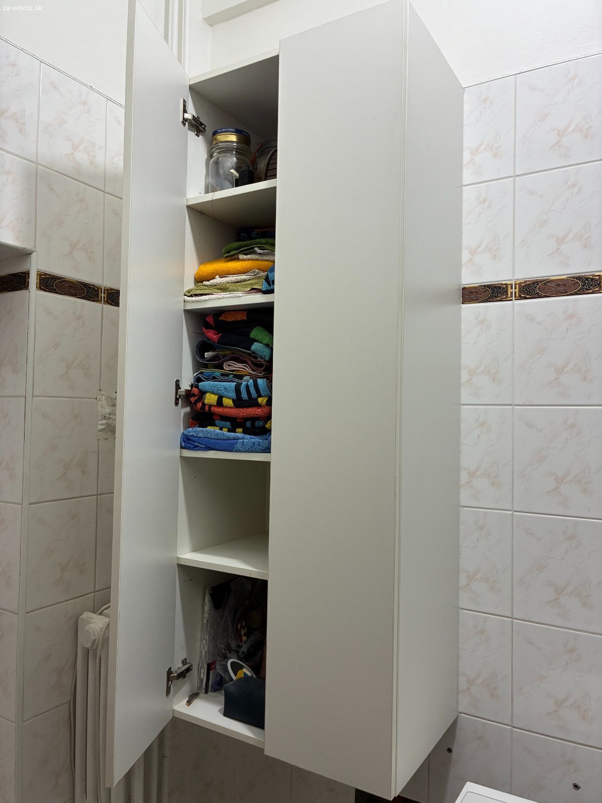 Darujem za odvoz chladničku a práčku Bosch. spotrebiče sa  nachádzajú na treťom poschodí starého domu s malým výťahom, čiže sťahovanie po schodoch...v Bratislave na Žilinskej ulici...nábytok je možné vyzdvihnúť najneskôr v piatok 24.07. v poobedňajších hodinách. Práčka má hĺbku 45cm.