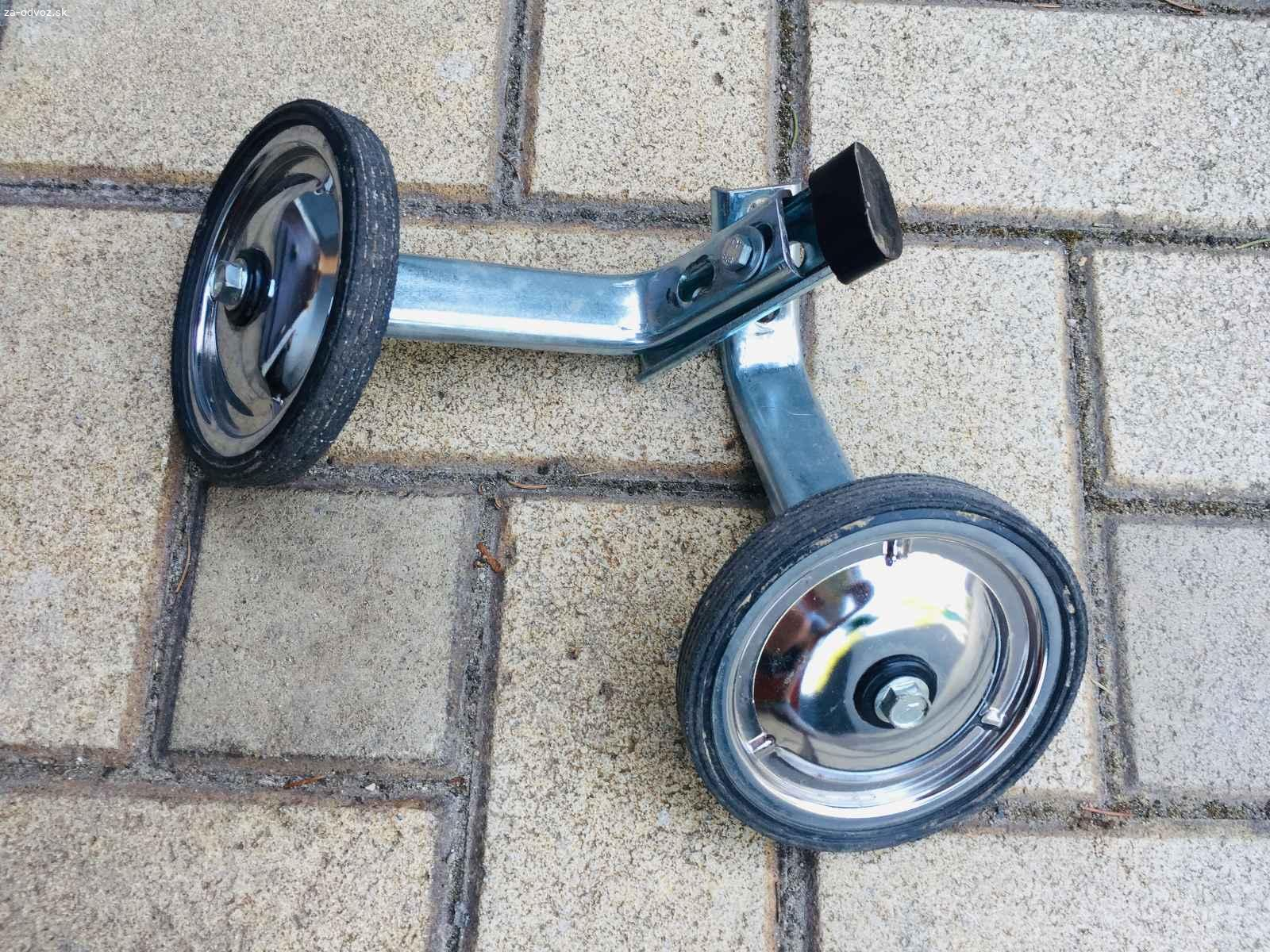 Darujem za odvoz detsky bicyklik a postr. kolieska. najmensia velkost, pevny prevod bez volnobehu, plne pneu. 
chyba mu sedlo, ma trosku ostrbene pedaliky, inak je funkcny garazovany. 
postranne kolieska na mieru k nemu, montaz skrutkami.