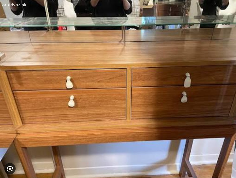 Darujem za odvoz IKEA VINSTRA zrkadlová vanity. Môj najmilovanejší kúsok mladosti darujem za odvoz vanity skriňu IKEA VINSTRA