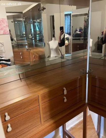 Darujem za odvoz IKEA VINSTRA zrkadlová vanity. Môj najmilovanejší kúsok mladosti darujem za odvoz vanity skriňu IKEA VINSTRA