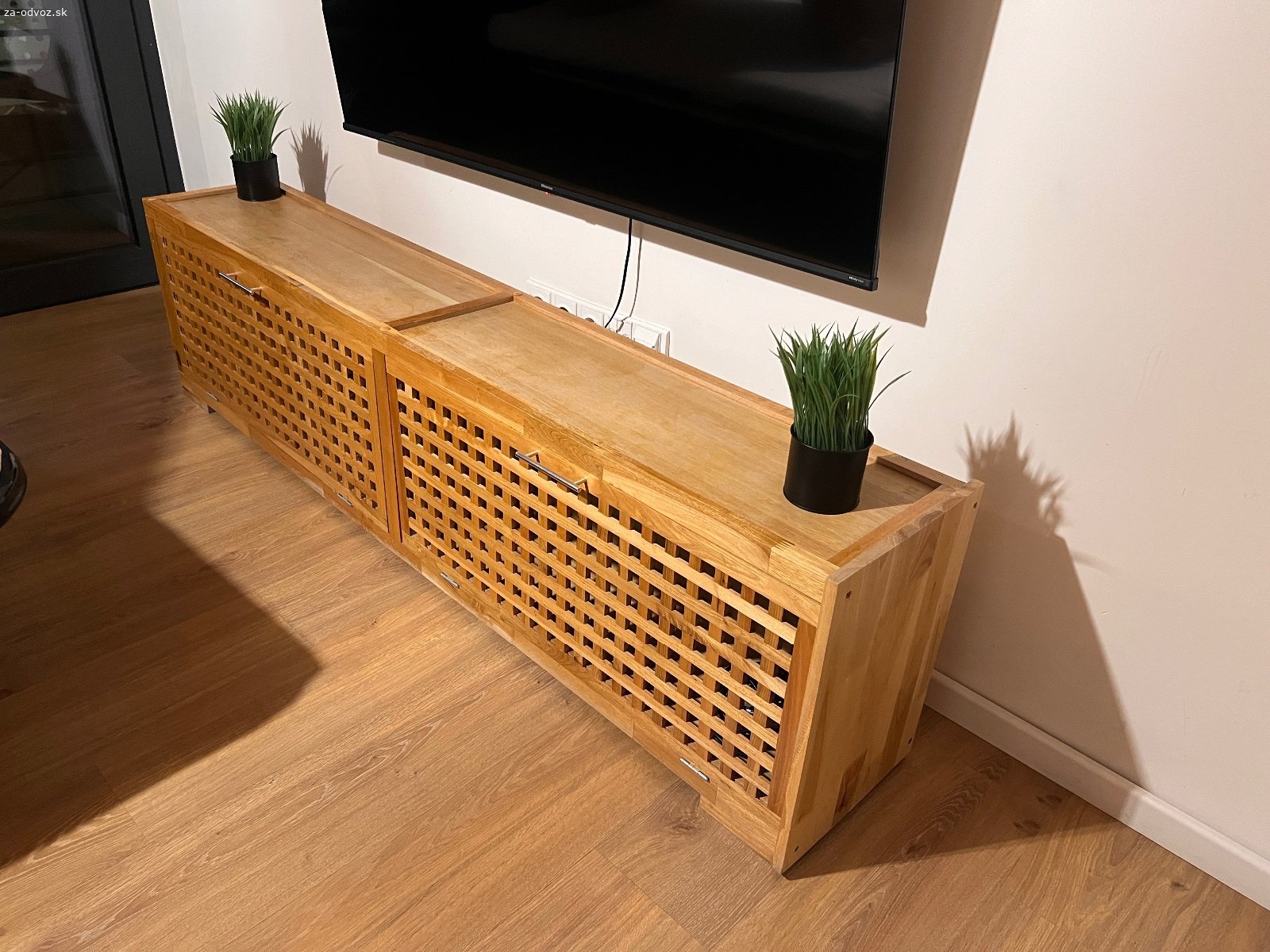 Darujem za odvoz komodu pod TV, barove stoličky. Darujem za odvoz komodu pod TV rozmer: 176cm x hĺbka 30cm x výška 45cm. Barove stoličky 2 ks biele a kožené kreslo čierne. Všetko naraz.