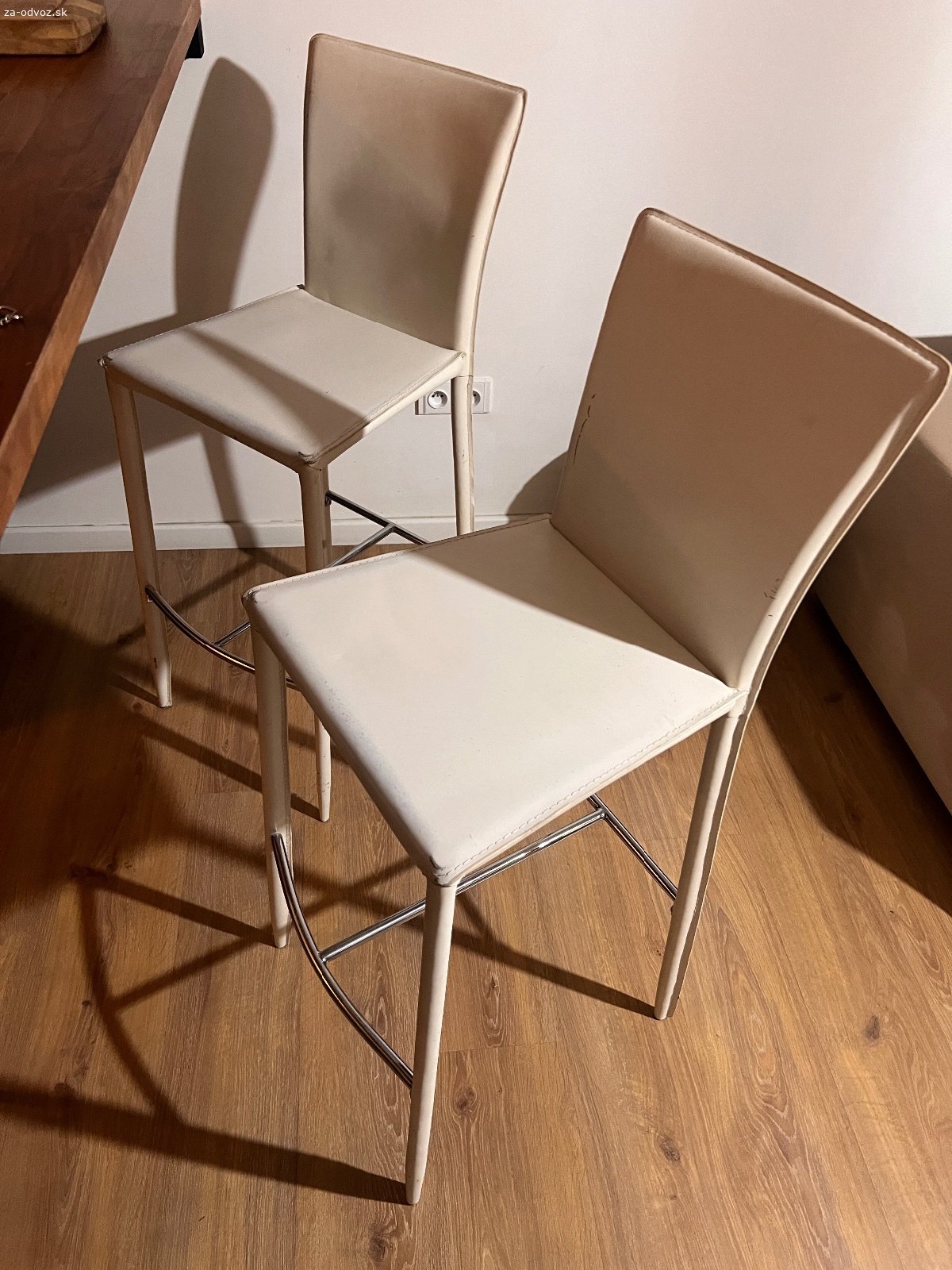Darujem za odvoz komodu pod TV, barove stoličky. Darujem za odvoz komodu pod TV rozmer: 176cm x hĺbka 30cm x výška 45cm. Barove stoličky 2 ks biele a kožené kreslo čierne. Všetko naraz.