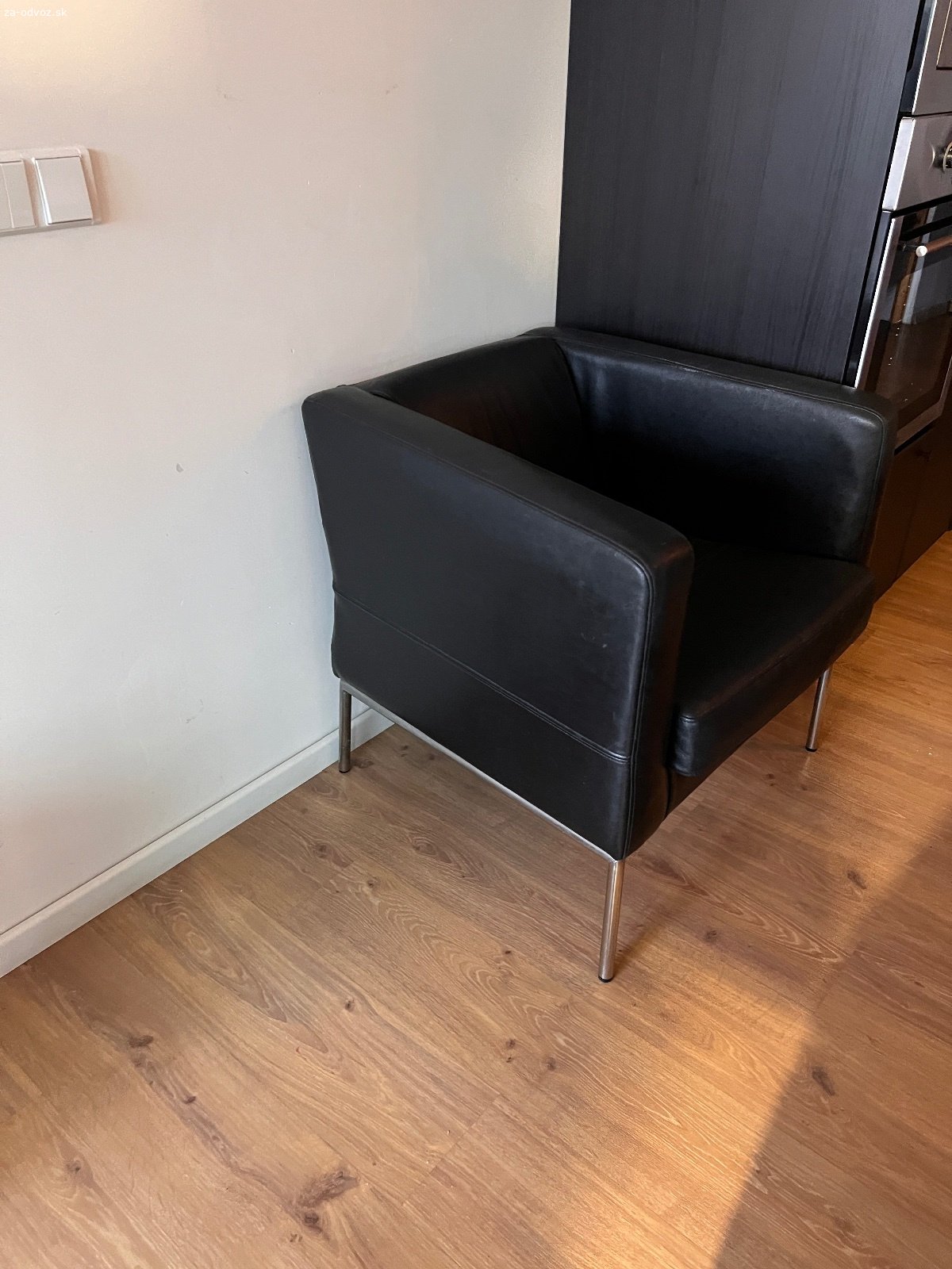 Darujem za odvoz komodu pod TV, barove stoličky. Darujem za odvoz komodu pod TV rozmer: 176cm x hĺbka 30cm x výška 45cm. Barove stoličky 2 ks biele a kožené kreslo čierne. Všetko naraz.