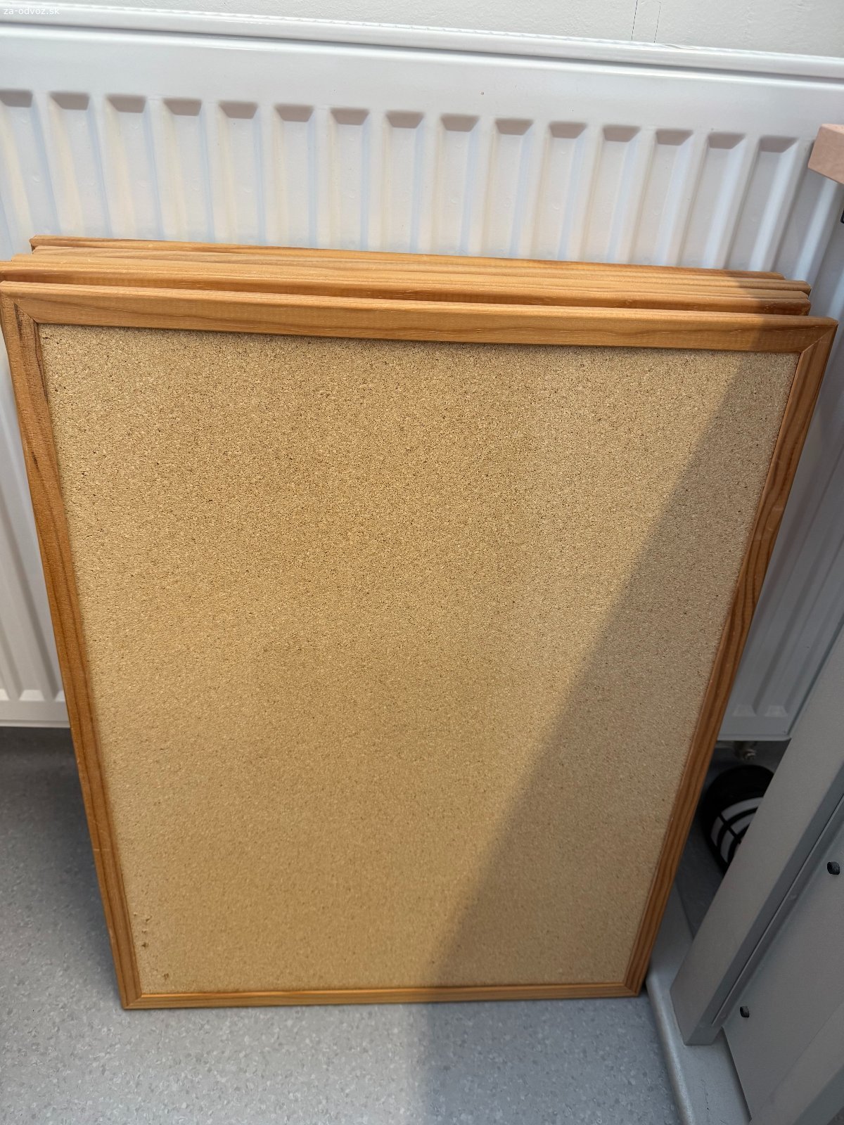 Darujem za odvoz korkové nástenky. Darujem za odvoz 5 ks použitých korkových násteniek o rozmere 40x60 cm a 5 ks použitých korkových násteniek o rozmere 64x50 cm