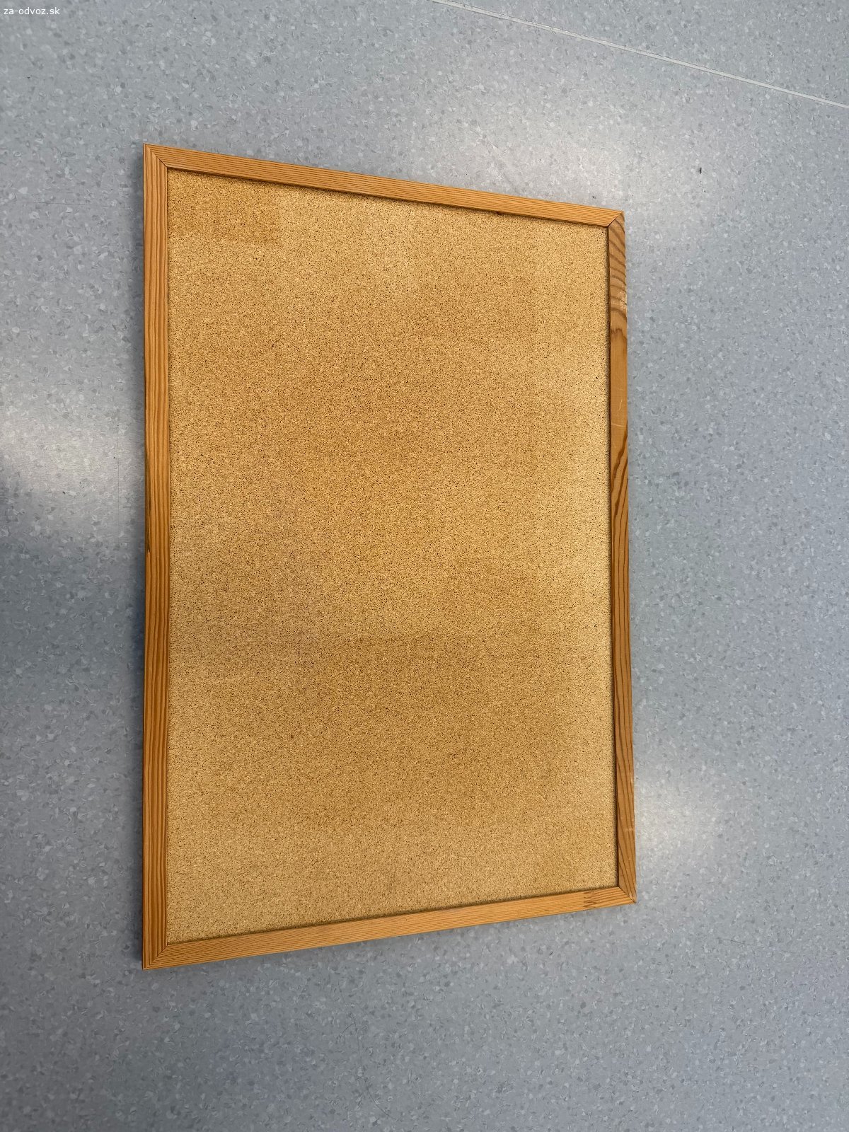 Darujem za odvoz korkové nástenky. Darujem za odvoz 5 ks použitých korkových násteniek o rozmere 40x60 cm a 5 ks použitých korkových násteniek o rozmere 64x50 cm