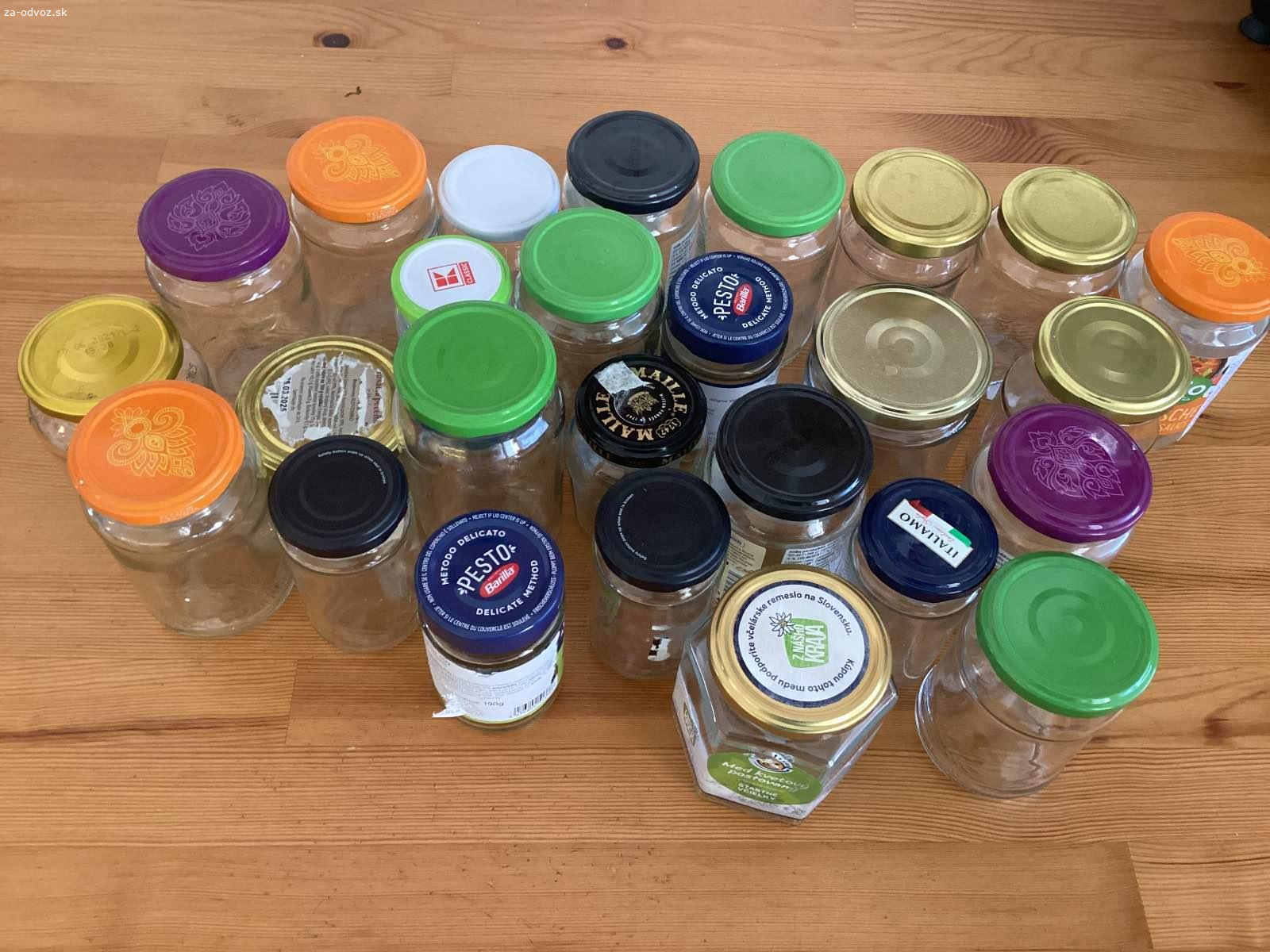 Darujem za odvoz malé sklenené poháre. Darujem malé poháre z omáčok , pesto a pod. - vid foto