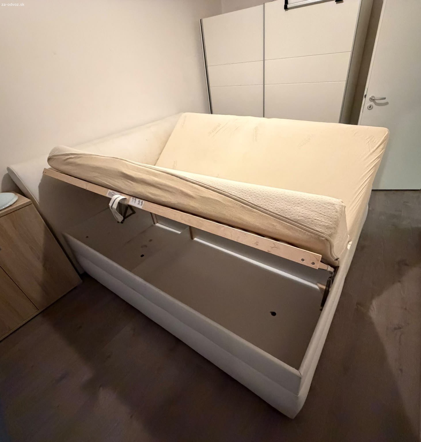 Darujem za odvoz manželskú posteľ. Darujem za odvoz manželskú posteľ s úložným priestorom a matracmi. Čelo postele je ošúchané, ale inak je v poriadku. Posteľ je potrebné rozmontovať. Rozmery: dĺžka 234cm/šírka 188cm/ výška 49cm.