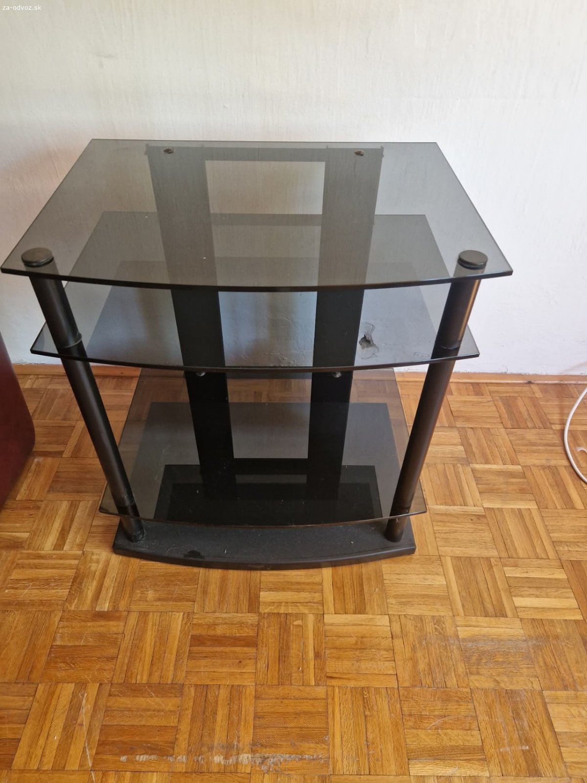 Darujem za odvoz nábytok. Darujem za odvoz veci na fotkách.
Nábytok je starší ale stále funkčný, gauč je rozkladací.