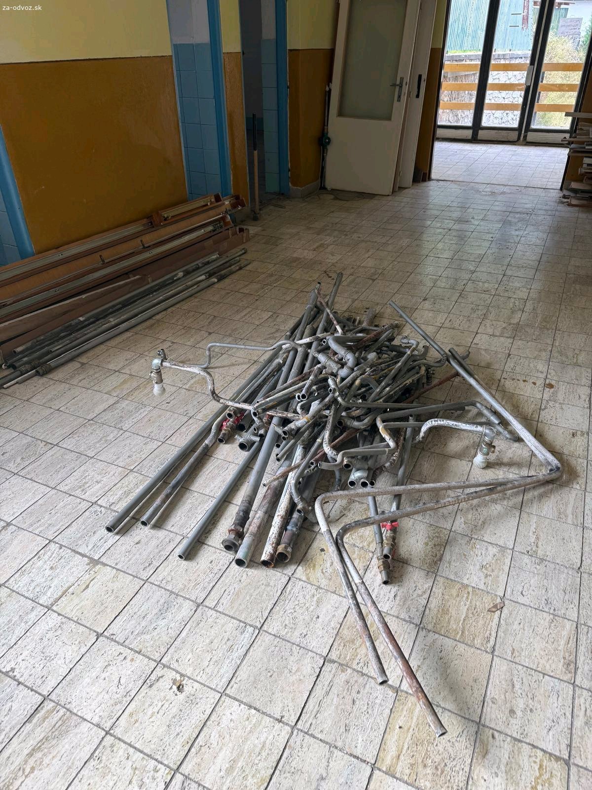 Darujem za odvoz. Okres Rožňava. Darujem za odvoz, len dnes do 16 hod. Najlepšie by bolo, keby ste to zobrali všetko naraz.
Materiál sa nachádza v Dedinkách.