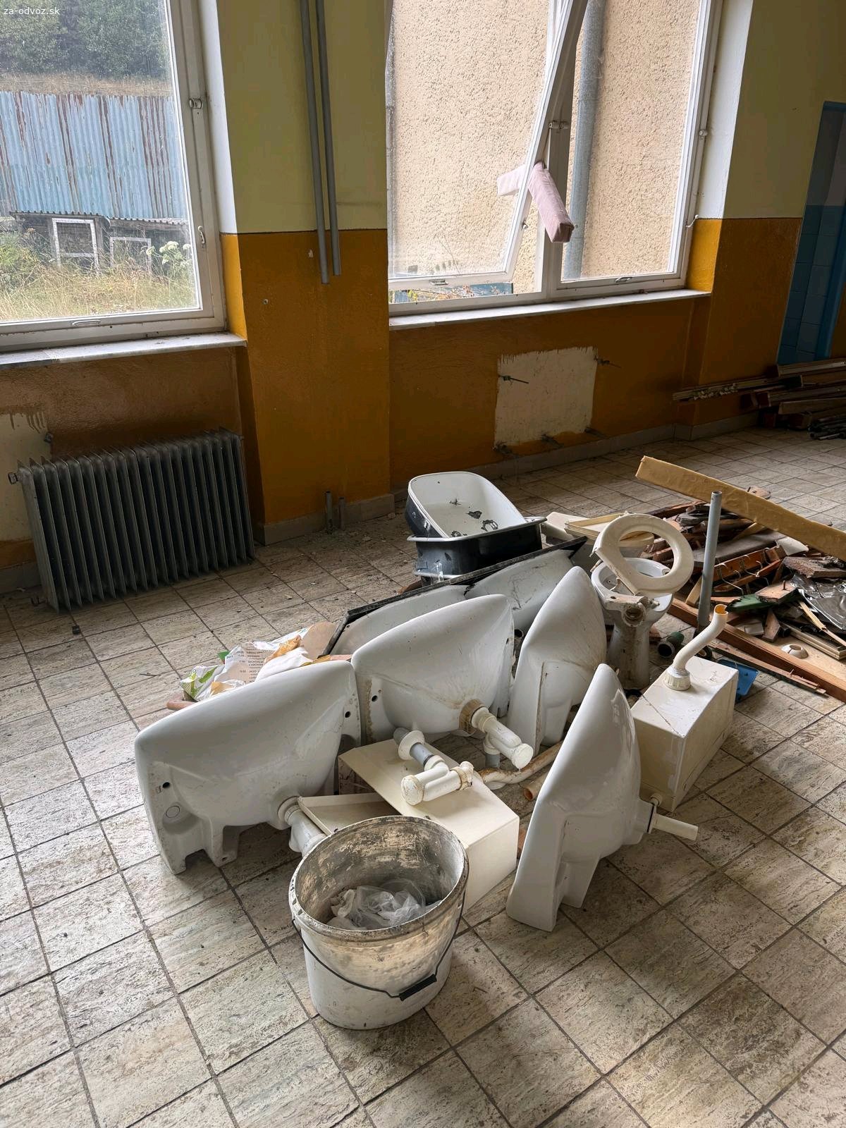 Darujem za odvoz. Okres Rožňava. Darujem za odvoz, len dnes do 16 hod. Najlepšie by bolo, keby ste to zobrali všetko naraz.
Materiál sa nachádza v Dedinkách.