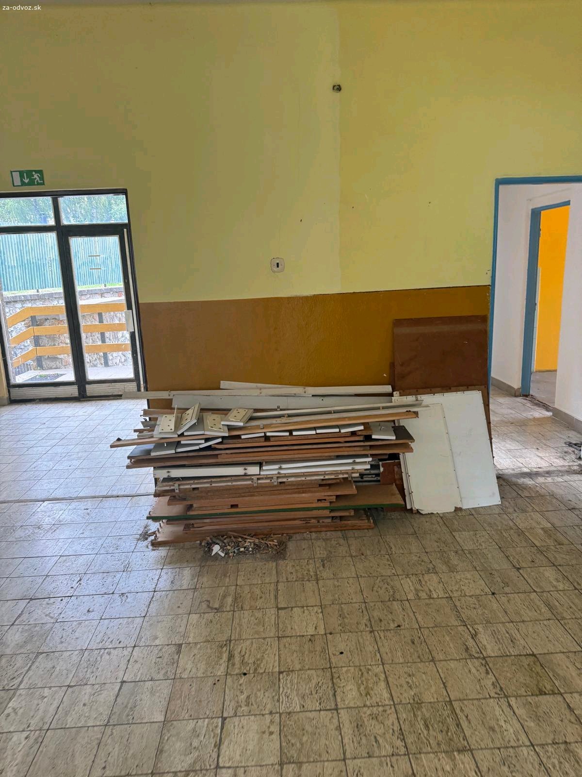 Darujem za odvoz. Okres Rožňava. Darujem za odvoz, len dnes do 16 hod. Najlepšie by bolo, keby ste to zobrali všetko naraz.
Materiál sa nachádza v Dedinkách.