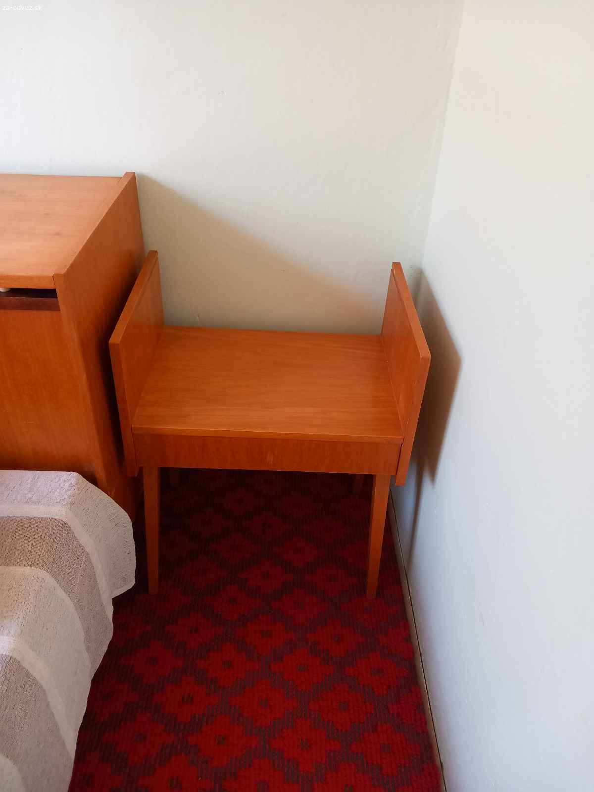 Darujem za odvoz perináky a nočné stolíky