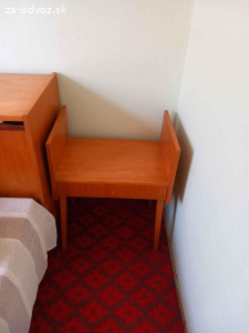 Darujem za odvoz perináky a nočné stolíky
