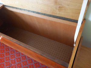 Darujem za odvoz perináky a nočné stolíky