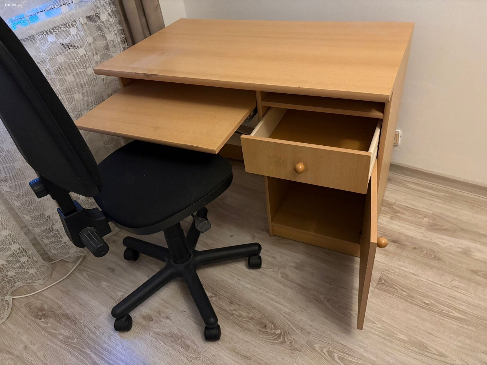 Darujem za odvoz písacie stoly do (detskej) izby. Za odvoz darujem 

Biely stôl šírka 110cm, hĺbka 60cm, výška 70cm

Hnedý stôl šírka 100cm, hĺbka 60cm, výška 70cm

Používané, v dobrom stave