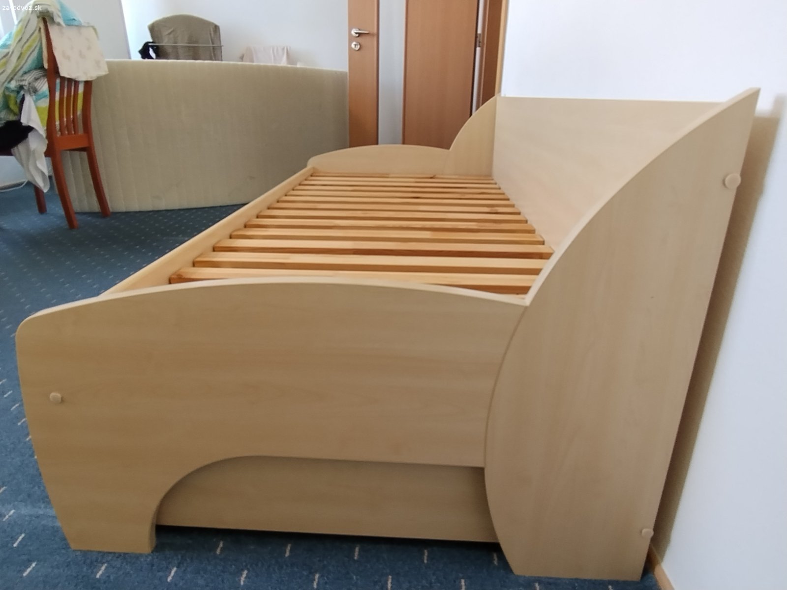 Darujem za odvoz posteľ a kobere. Darujem za odvoz 1/ posteľ pre dieťa resp. teneegera s roštom a výsuvným lôžkom s roštom rozmery 200x92cm. Posteľ je v stave primeranom jej veku cca 13 rokov. Vid foto. 2/ koberec tmavomodry, rozmer 330×530cm rovnako opotrebeny primerane veku vid foto ideálne spolu, ale aj jednotlivo. Adresa Hečkova 6, BA Rača.