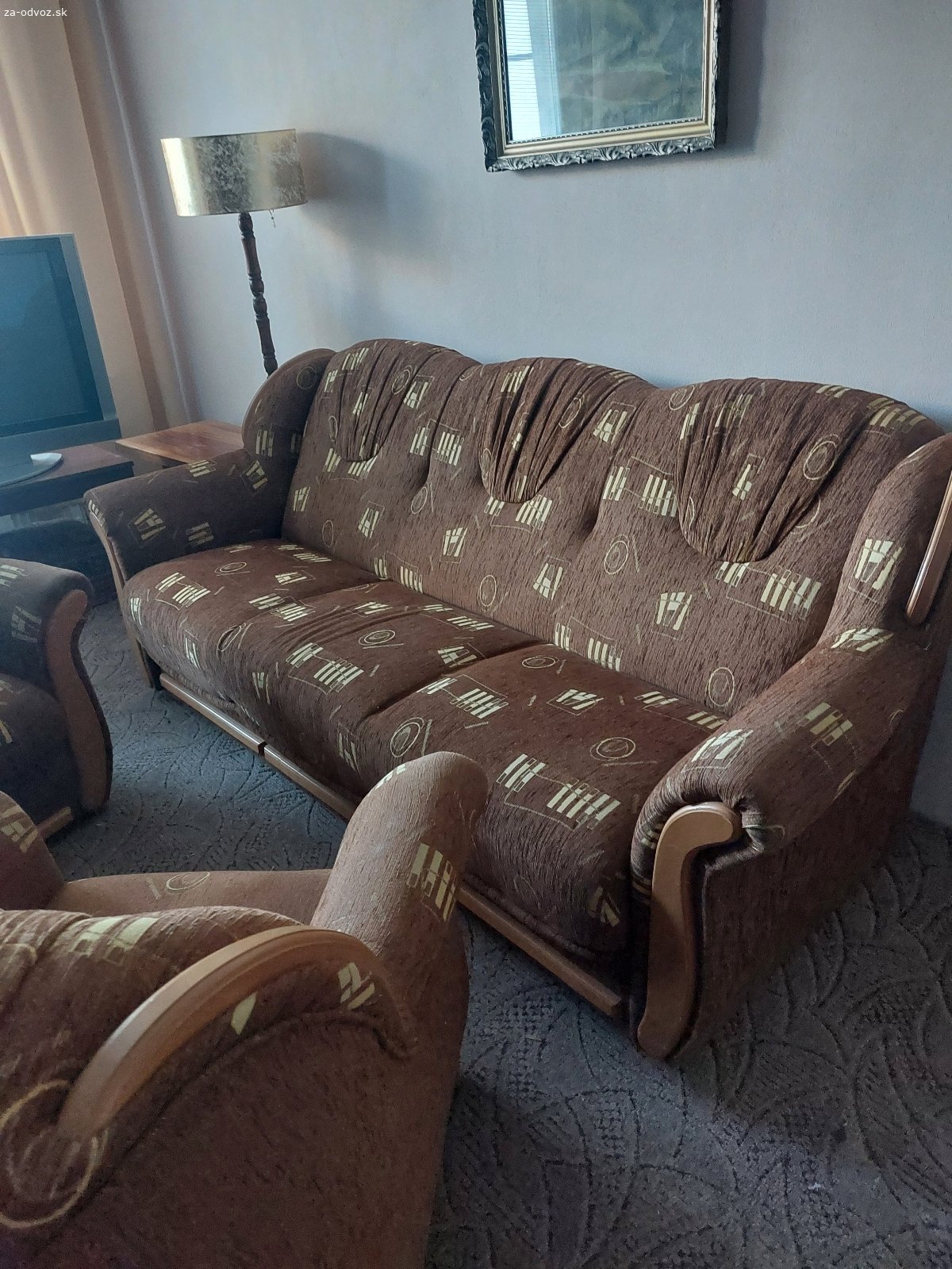 Darujem za odvoz sedaciu súpravu. Ponúkam zadarmo pevnú sedaciu súpravu- gauč  + 2 kreslá, skelet je drevený masív. Gauč má rozmer 220 cm, je rozkladací s úložným priestorom.