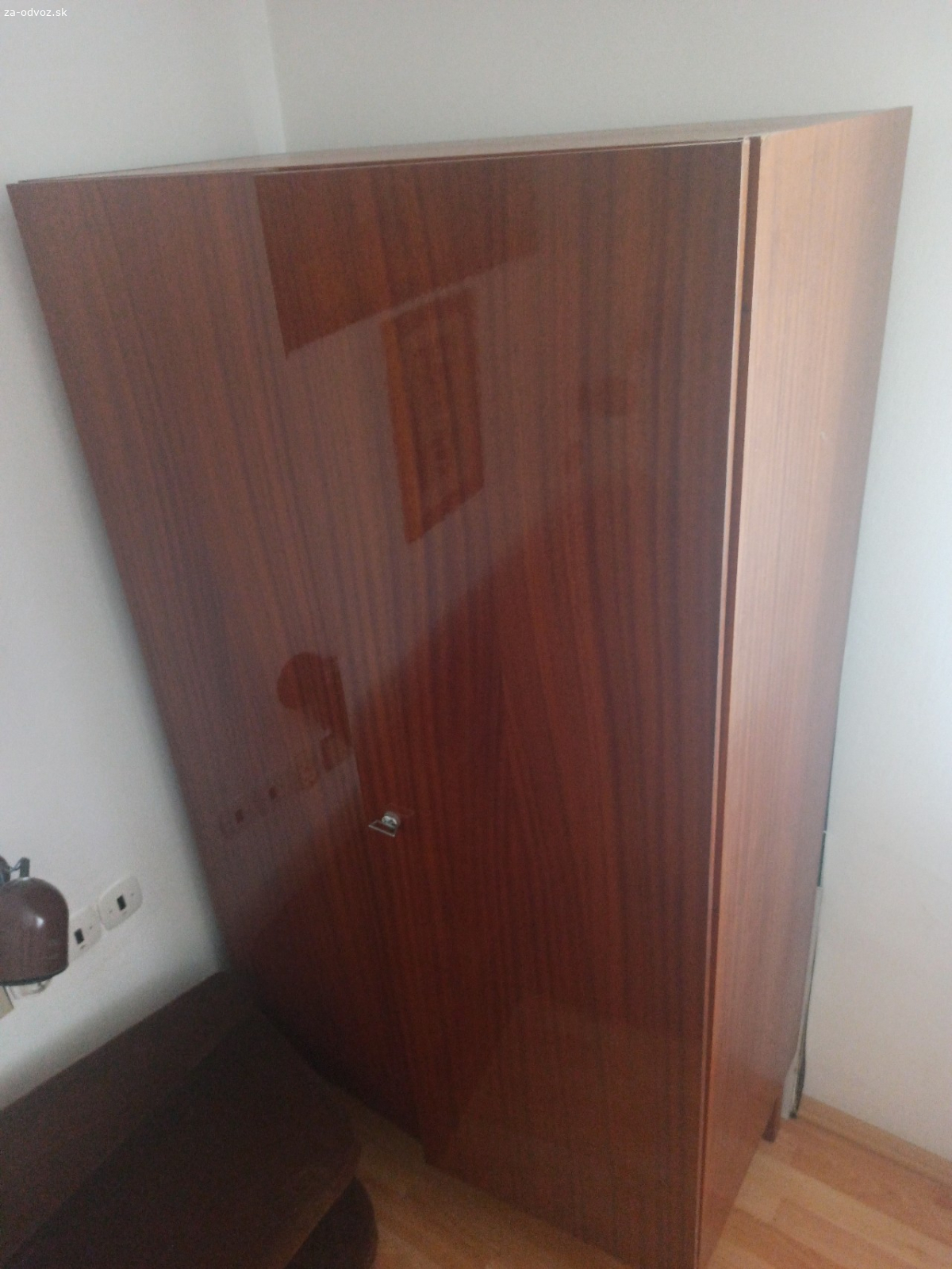 darujem za odvoz skriňu