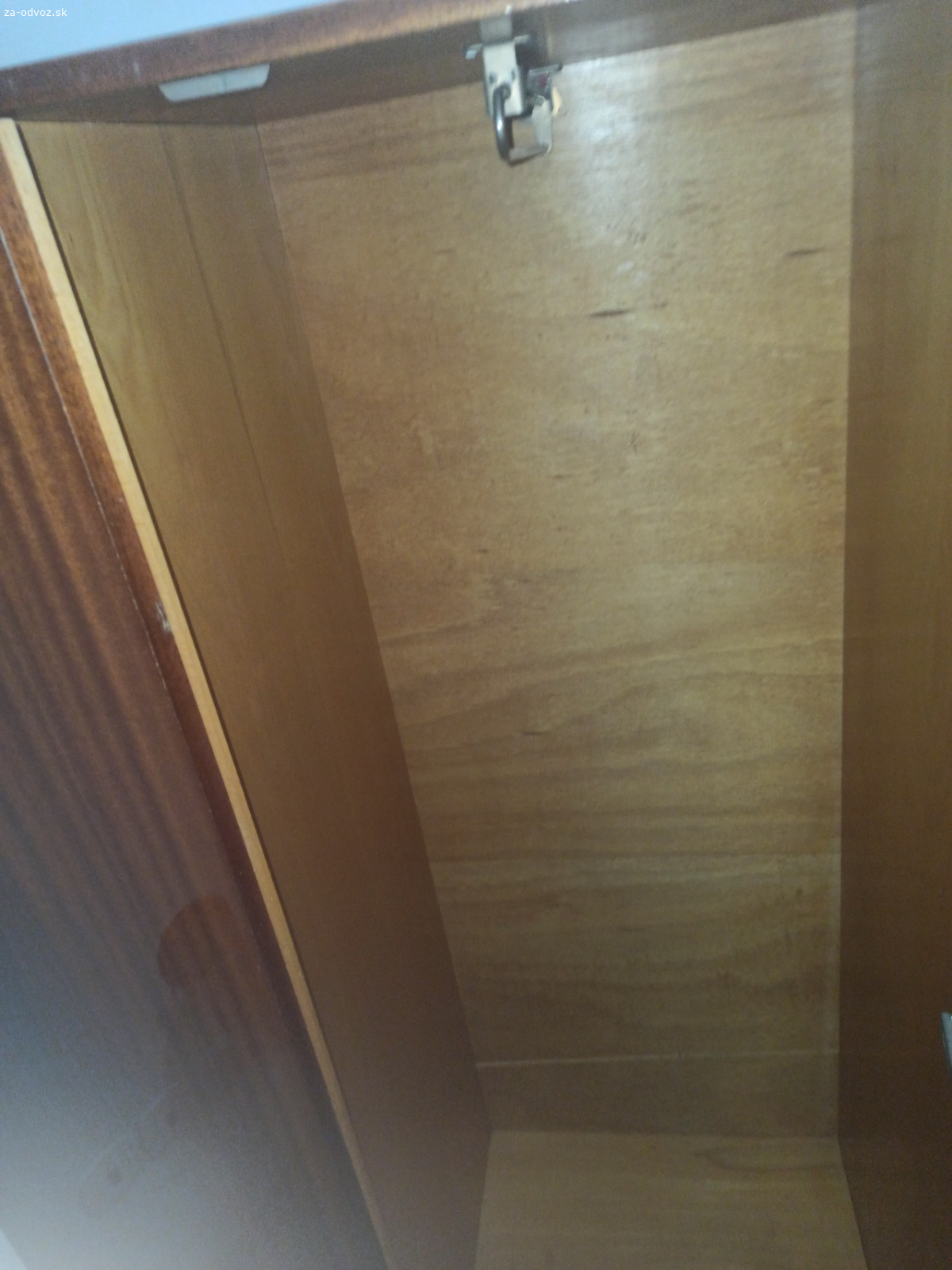 darujem za odvoz skriňu