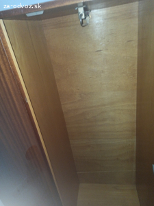 darujem za odvoz skriňu