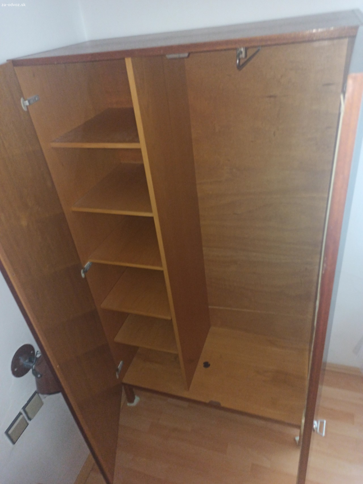 darujem za odvoz skriňu