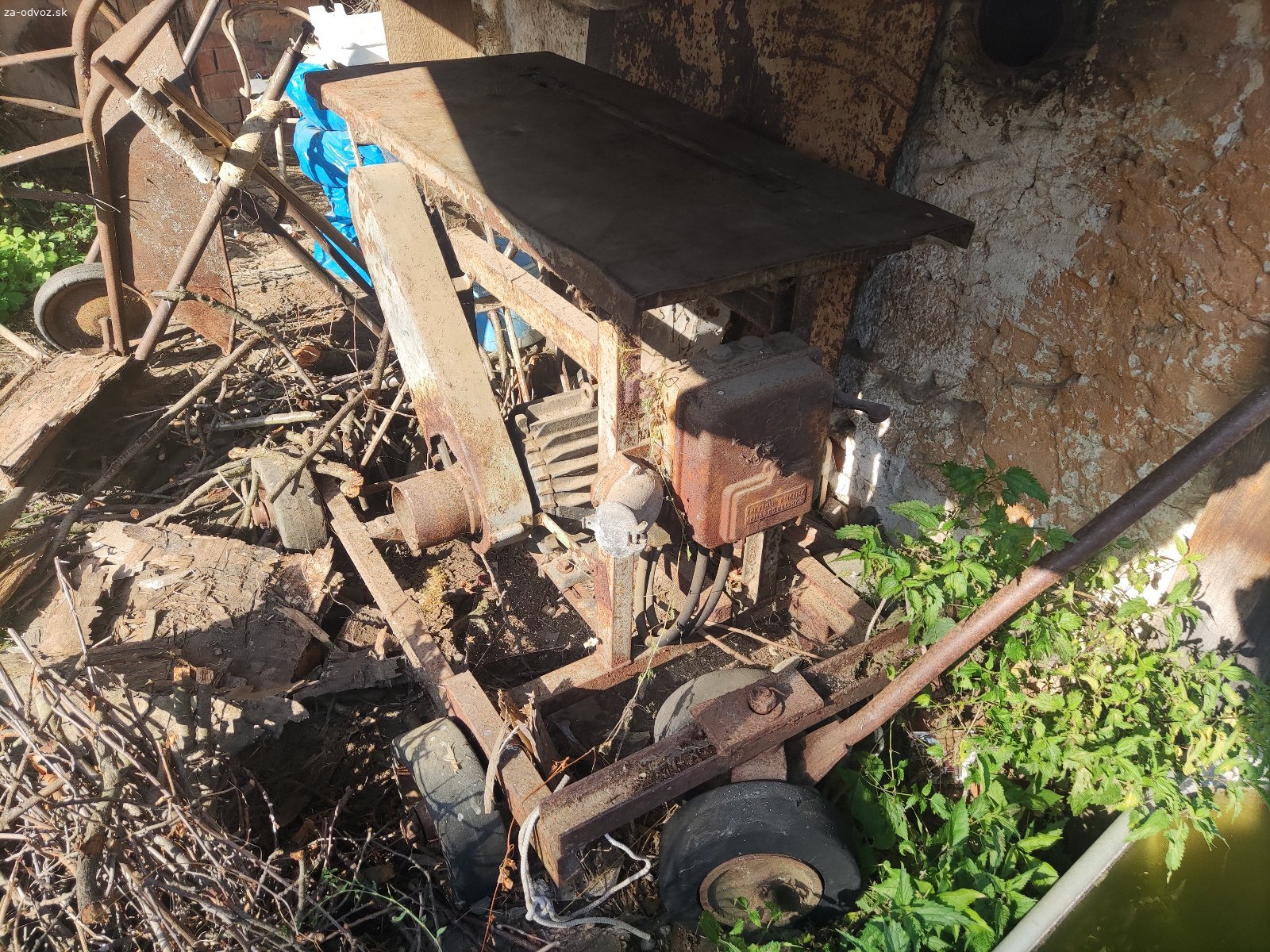 Darujem za odvoz starý cirkular. Darujem za odvoz tento starý cirkular, ktorý bol naposledy funkčný no už stojí asi 10rokov. Ma asi 250kg.