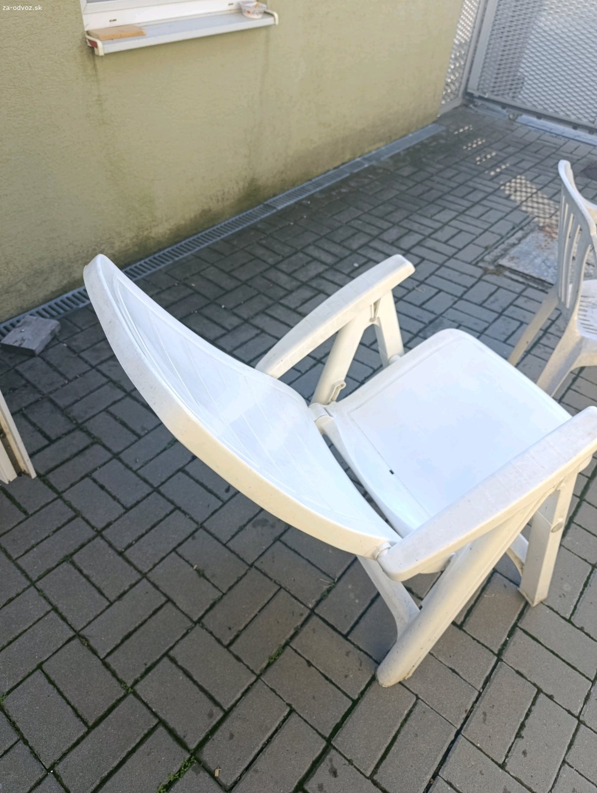 Darujem za odvoz stoličky.. Darujem za odvoz 3 x stolicka plastova a jedno polohovacie kreslo. Iba všetko spolu.
Miesto odberu Most pri Bratislave časť Studene .
stoličky su zajdene od slnka.