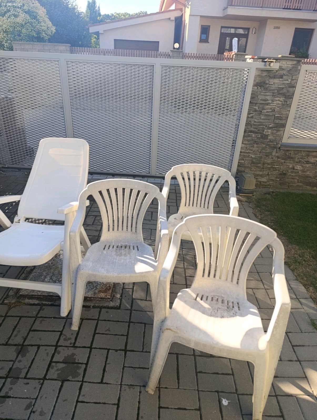 Darujem za odvoz stoličky.. Darujem za odvoz 3 x stolicka plastova a jedno polohovacie kreslo. Iba všetko spolu.
Miesto odberu Most pri Bratislave časť Studene .
stoličky su zajdene od slnka.