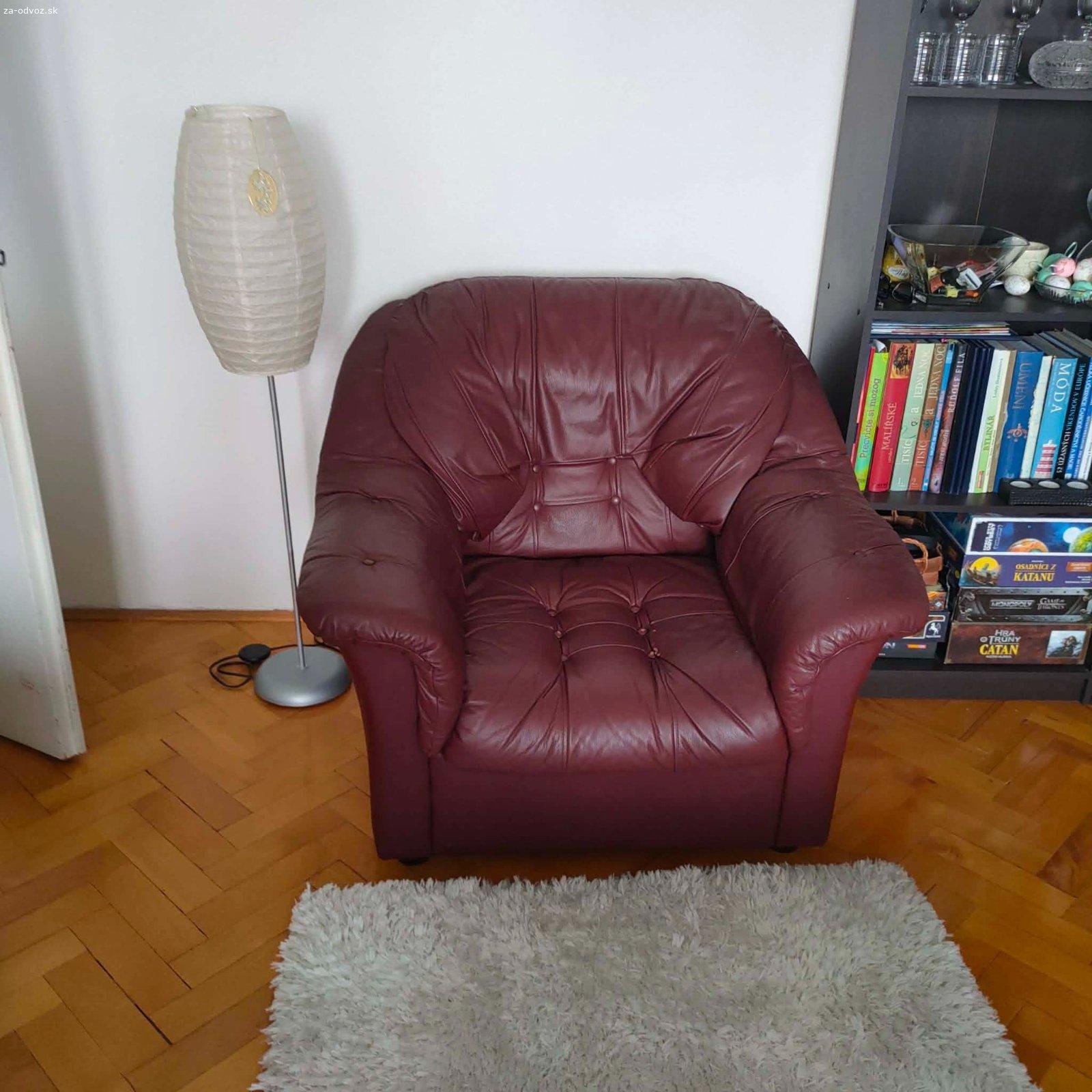 Darujem za odvoz. Rozkladacia válenda s úložným priestorom. Koženná sedacia súprava, bordová farba (3-sed, 2-sed a 2xkreslo)