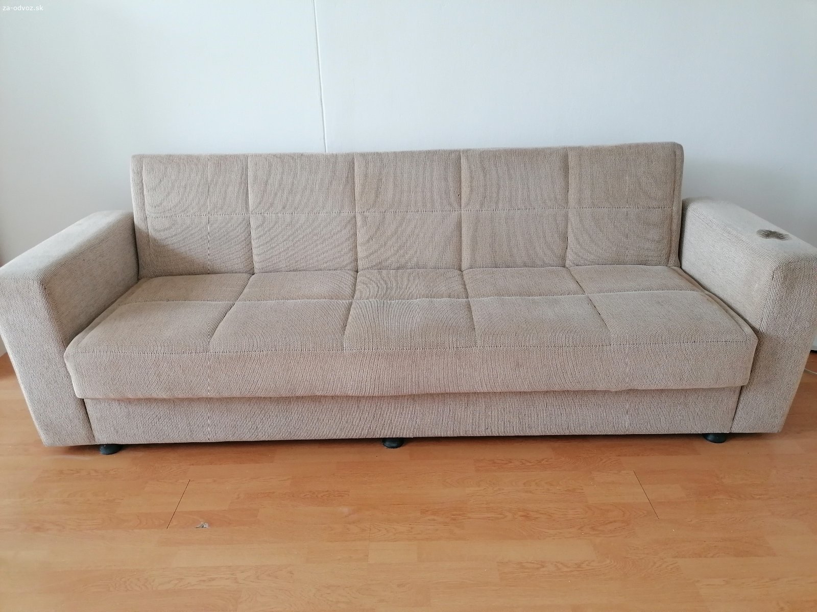 Darujem za odvoz. Darujem za odvoz rozkladací gauč s úložným priestorom. Poškodená opierka (dá sa zakryť), stav zodpovedá dobe používania.